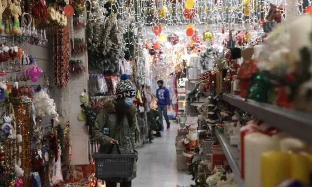 Εορταστικά ψώνια υπό το άγρυπνο βλέμμα κυβέρνησης και λοιμωξιολόγων